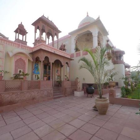 Hotel Suroth Mahal Luharu Ngoại thất bức ảnh