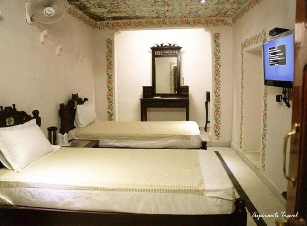 Hotel Suroth Mahal Luharu Ngoại thất bức ảnh